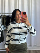 Load image into Gallery viewer, BLACK &amp; WHITE SWEATER | PRE-ORDEN ABIERTA (LLEGAN DEL 8-12 DE SEPT)
