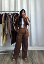 Load image into Gallery viewer, BROWN PANTS + JACKET SET | PRE ORDEN ABIERTA (LLEGAN DEL 4-8 DE AGOSTO)
