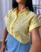 Load image into Gallery viewer, YELLOW EYELET TOP | PRE-ORDEN ABIERTA (LLEGAN DEL 21-25 DE JULIO)
