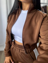 Load image into Gallery viewer, BROWN PANTS + JACKET SET | PRE ORDEN ABIERTA (LLEGAN DEL 4-8 DE AGOSTO)
