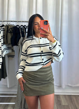 Load image into Gallery viewer, BLACK &amp; WHITE SWEATER | PRE-ORDEN ABIERTA (LLEGAN DEL 8-12 DE SEPT)
