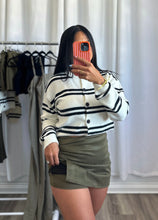 Load image into Gallery viewer, OLIVE SUEDE SKORT | PRE-ORDEN ABIERTA (LLEGAN DEL 8-12 DE SEPT)
