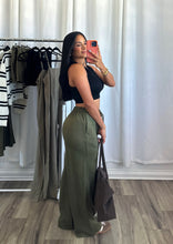 Load image into Gallery viewer, OLIVE SUEDE PANTS | PRE-ORDEN ABIERTA (LLEGAN DEL 8-12 DE SEPT)
