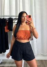 Load image into Gallery viewer, BLACK LINEN SHORT | PRE-ORDEN ABIERTA (LLEGAN DEL 13-17 DE JULIO)

