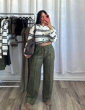 Load image into Gallery viewer, OLIVE SUEDE PANTS | PRE-ORDEN ABIERTA (LLEGAN DEL 8-12 DE SEPT)
