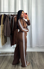 Load image into Gallery viewer, BROWN PANTS + JACKET SET | PRE ORDEN ABIERTA (LLEGAN DEL 4-8 DE AGOSTO)
