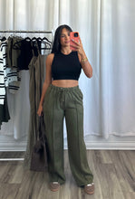 Load image into Gallery viewer, OLIVE SUEDE PANTS | PRE-ORDEN ABIERTA (LLEGAN DEL 8-12 DE SEPT)
