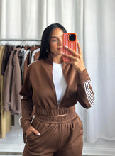 Load image into Gallery viewer, BROWN PANTS + JACKET SET | PRE ORDEN ABIERTA (LLEGAN DEL 4-8 DE AGOSTO)
