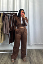 Load image into Gallery viewer, BROWN PANTS + JACKET SET | PRE ORDEN ABIERTA (LLEGAN DEL 4-8 DE AGOSTO)
