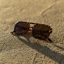 Load image into Gallery viewer, &quot;PRINT&quot; SUNGLASSES
