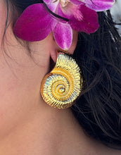 Load image into Gallery viewer, &quot;SUMMER&quot; GOLD EARRINGS
