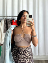 Load image into Gallery viewer, &quot;BEIGE&quot; CROP TOP
