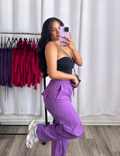 Load image into Gallery viewer, &quot;AZAFRÁN&quot; PURPLE CARGO PANTS
