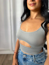 Load image into Gallery viewer, GREY BASIC TOP | (PRE-ORDEN ABIERTA | LLEGAN DEL 12 AL 16 DE ENERO)
