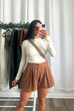 Load image into Gallery viewer, BROWN PLEATED SHORT
