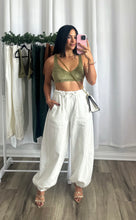 Load image into Gallery viewer, WHITE DENIM PANTS (PRE-ORDEN ABIERTA | LLEGAN DEL 8 AL 12 DE DICIEMBRE)
