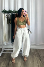 Load image into Gallery viewer, WHITE DENIM PANTS (PRE-ORDEN ABIERTA | LLEGAN DEL 8 AL 12 DE DICIEMBRE)
