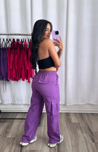 Load image into Gallery viewer, &quot;AZAFRÁN&quot; PURPLE CARGO PANTS
