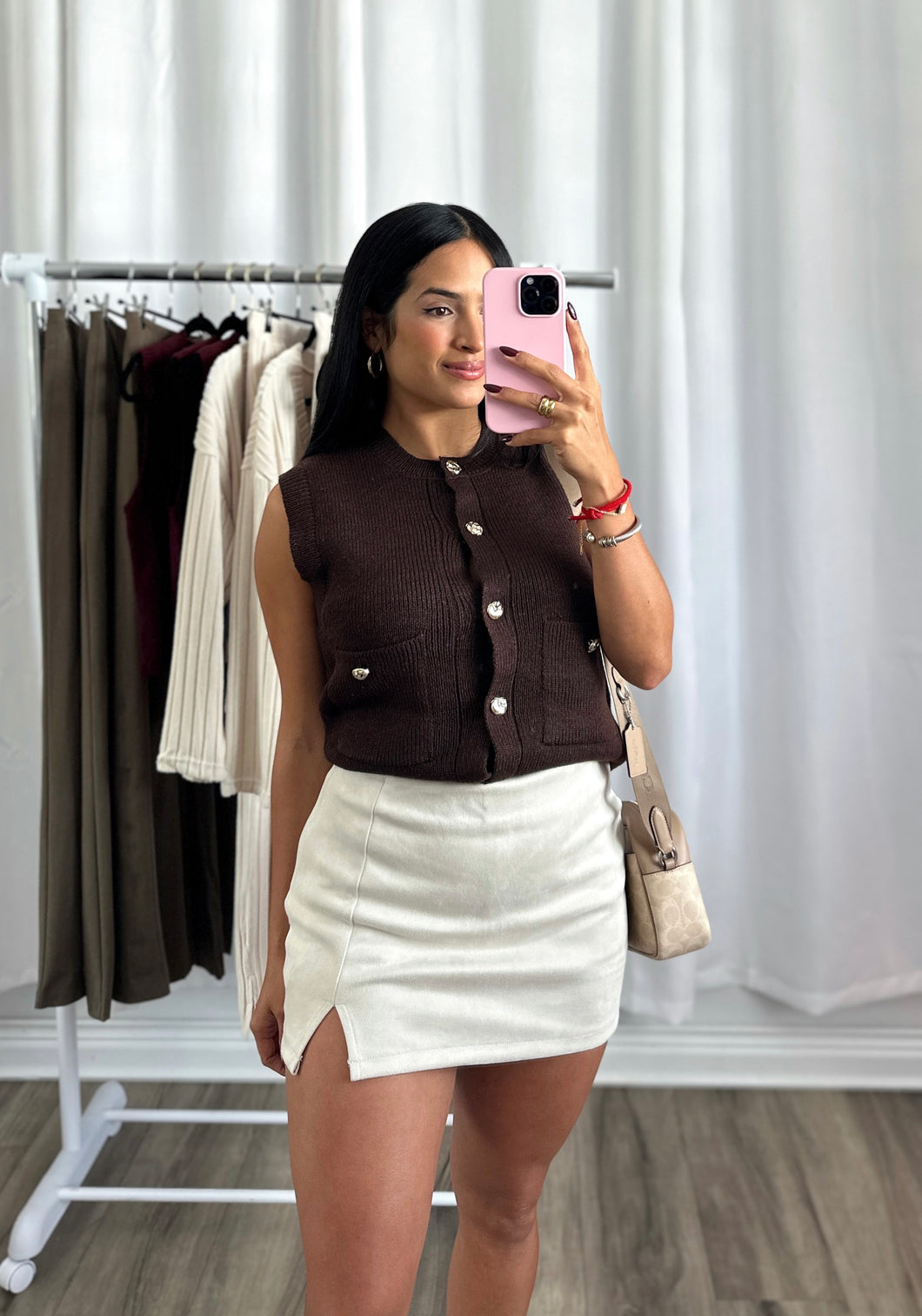 NUDE SUEDE SKORT (PRE-ORDEN | LLEGAN DEL 1 AL 5 DE SEPTIEMBRE)