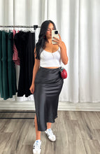 Load image into Gallery viewer, &quot;MÓNICA&quot; BLACK SATIN SKIRT (PRE-ORDEN | LLEGAN DEL 19 AL 23 DE AGOSTO)
