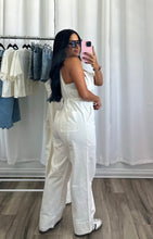 Load image into Gallery viewer, WHITE DENIM JUMPSUIT (PRE-ORDEN | LLEGAN DEL 25 AL 29 DE AGOSTO)
