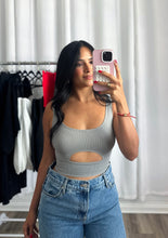 Load image into Gallery viewer, GREY BASIC TOP | (PRE-ORDEN ABIERTA | LLEGAN DEL 12 AL 16 DE ENERO)
