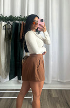 Load image into Gallery viewer, BROWN PLEATED SHORT
