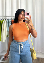 Load image into Gallery viewer, ORANGE BASIC TOP | (PRE-ORDEN ABIERTA | LLEGAN DEL 2 AL 6 DE FEBRERO)
