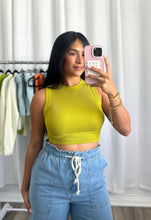 Load image into Gallery viewer, GREEN BASIC TOP | (PRE-ORDEN ABIERTA | LLEGAN DEL 2 AL 6 DE FEBRERO)
