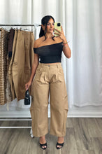 Load image into Gallery viewer, TAUPE BARREL PANTS | PRE-ORDEN ABIERTA (LLEGAN DEL 7-9 DE NOV)
